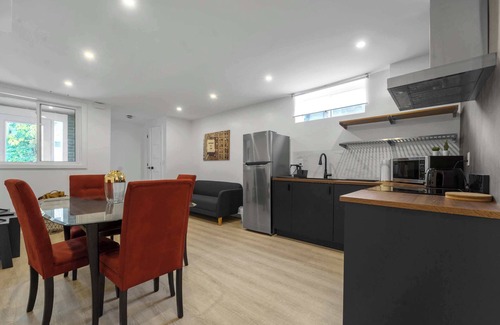 Toronto Casa | Full 2 Bdrm Private Unit w/parking