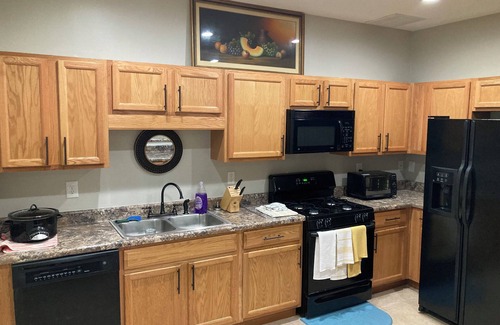 Braselton Apartamento | Full bed, closet, mounted tv. Entire apartment included at this fabulous rate.