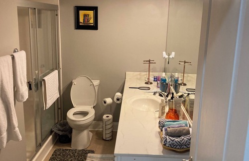 Braselton Apartamento | Full bed, closet, mounted tv. Entire apartment included at this fabulous rate.