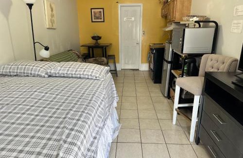 North Philadelphia West Apartamento | Full bed studio near Temple and Center city Philadelphia