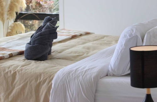 Raglan Cama Y Desayuno | Full Coastal Retreat, 3 Rooms, Hot tub, Views!