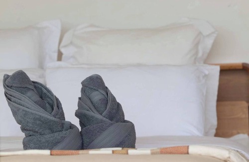Raglan Cama Y Desayuno | Full Coastal Retreat, 3 Rooms, Hot tub, Views!