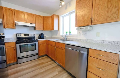 Grande Prairie Casa | Full Home | Stocked Kitchen | Fast WIFI | Smart TV