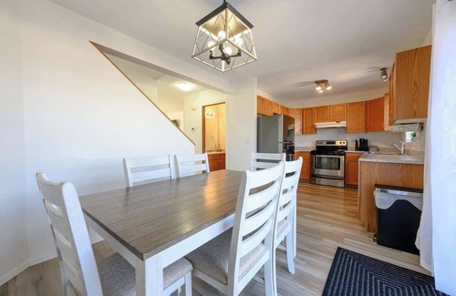 Grande Prairie Casa | Full Home | Stocked Kitchen | Fast WIFI | Smart TV