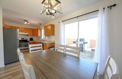 Grande Prairie Casa | Full Home | Stocked Kitchen | Fast WIFI | Smart TV