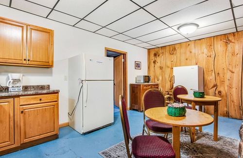 Presque Isle Cabina | Full hotel with bar, commercial kitchen, pool table & fireplaces - dog-friendly