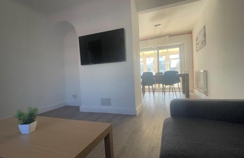 Peterborough Casa | Full House - 5 Beds - Wi-Fi