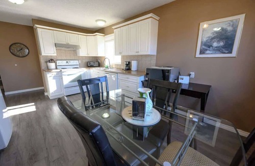 Grande Prairie Casa | Full House & Budget Friendly