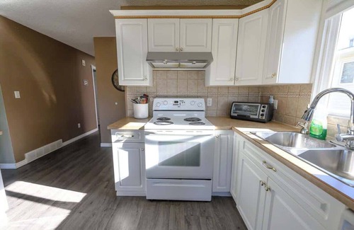Grande Prairie Casa | Full House & Budget Friendly