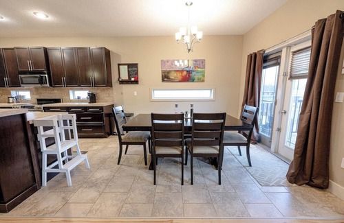 Grande Prairie Casa | Full House / Game Room / Hot Tub / TV Projector / BBQ