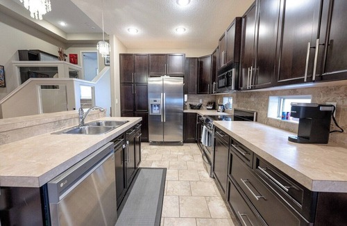 Grande Prairie Casa | Full House / Game Room / Hot Tub / TV Projector / BBQ
