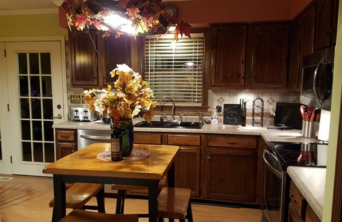 Boonville Casa | Casa completa, a pocos pasos del río Missouri, Katy Trail, tiendas y más.