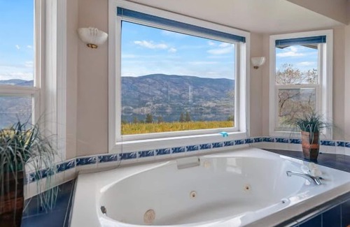 Okanagan-Similkameen Cama Y Desayuno | Preciosas vistas al lago Skaha en abundancia, vistas a la montaña desde viñedos / huertos privados