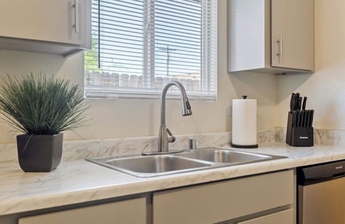 South Richland Casa | Very Quiet-2 BR w/KING-Full Kitchen-6 Min to Kadlec. Hanford/PNNL 6 miles