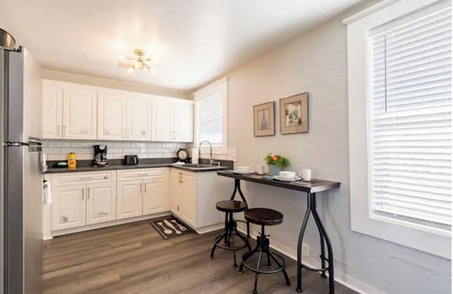 Oakford Park Apartamento | Full kitchen - mins to airport, downtown, concerts.