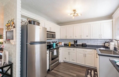 Oakford Park Apartamento | Full kitchen - mins to airport, downtown, concerts.
