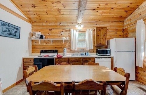 Shell Knob Cabina | Full log cabin on gorgeous Table Rock Lake is the perfect spot for vacation