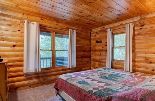 Shell Knob Cabina | Full log cabin on gorgeous Table Rock Lake is the perfect spot for vacation