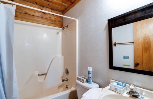 Shell Knob Cabina | Full log cabin on gorgeous Table Rock Lake is the perfect spot for vacation