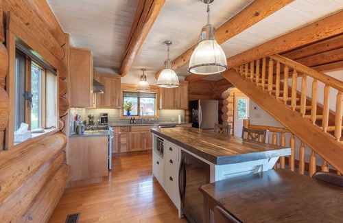 Tappen Cabina | Full Log Cabin - sleeps 8, with AC and beautiful view of Shuswap Lake