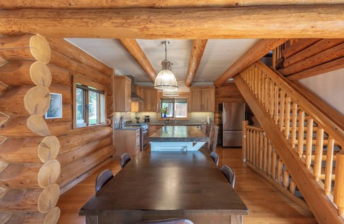 Tappen Cabina | Full Log Cabin - sleeps 8, with AC and beautiful view of Shuswap Lake