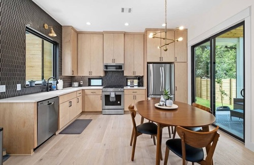 Elmhurst Heights Casa | Full Modern Home - Quiet Oasis Close to Downtown w/ Private Yard, 1 Car Garage