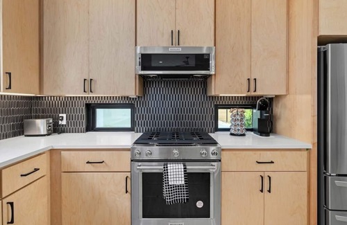 Elmhurst Heights Casa | Full Modern Home - Quiet Oasis Close to Downtown w/ Private Yard, 1 Car Garage