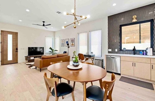 Elmhurst Heights Casa | Full Modern Home - Quiet Oasis Close to Downtown w/ Private Yard, 1 Car Garage