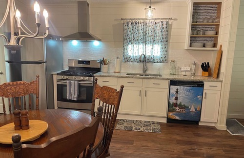 Guntersville Casa | Full Moon Fish Camp newly renovated lakeside retreat GREAT LOCATION & VIEWS