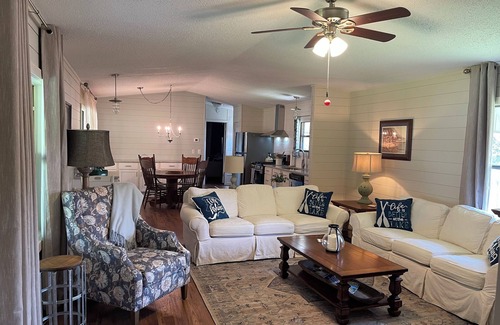 Guntersville Casa | Full Moon Fish Camp newly renovated lakeside retreat GREAT LOCATION & VIEWS