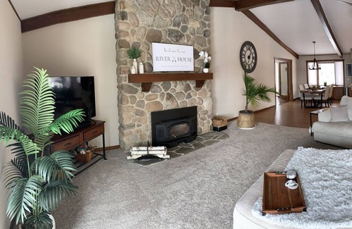 Central Wisconsin Casa | Full Service 2023 U.S. Senior Open Executive Waterfront Estate