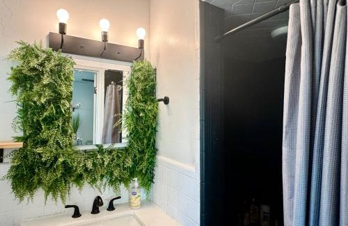 Central Oklahoma City Casa | Full-setup Studio Rainfall Shower & Washer #37a