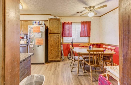 Jonesboro Casa | Full Sized bed and Pet friendly