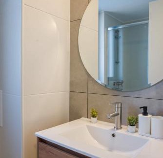 Apoquindo Apartamento | Full Stylish 2BR Oasis for 5 in Lively Las Condes