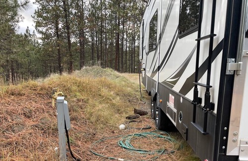 Eureka Alquiler De RV | Full trailer/RV hook ups on 5 acres