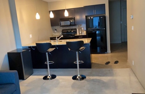 Haysboro Apartamento | Full Train Station Apartment at Heritage Station (Near Stampede)