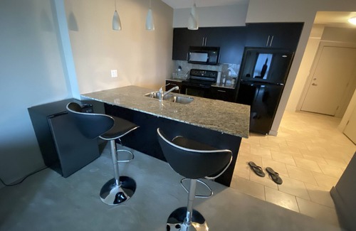 Haysboro Apartamento | Full Train Station Apartment at Heritage Station (Near Stampede)