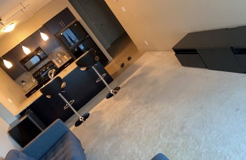 Haysboro Apartamento | Full Train Station Apartment at Heritage Station (Near Stampede)