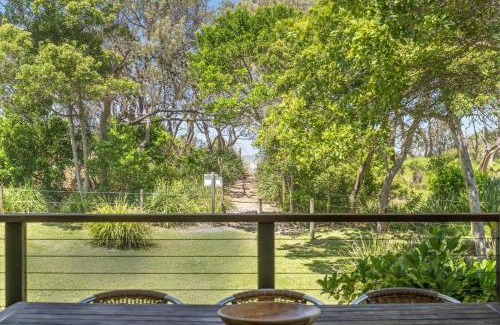 Suffolk Park Casa | Fuller Holidays - Tuckeroo Beach House, Beachfront Suffolk Park