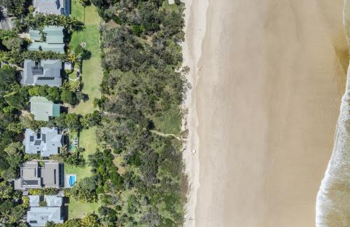Suffolk Park Casa | Fuller Holidays - Tuckeroo Beach House, Beachfront Suffolk Park