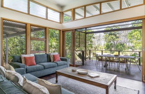 Suffolk Park Casa | Fuller Holidays - Tuckeroo Beach House, Beachfront Suffolk Park
