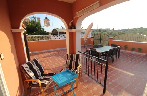 Los Montesinos Casa | Casa totalmente climatizada con piscina comunitaria.