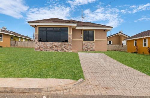 Old Harbour Casa | Fully Air Conditioned Colbeck Manor - The Geenie Gates