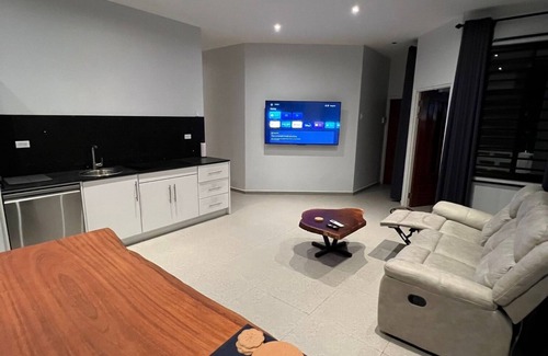 Paramaribo Apartamento | Fully airconditioned & luxurious apartments – Discover Snowy Lodge – Streetview!