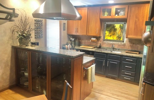 Verona Casa | Fully decked out 4 Bdrm, relaxing backyard retreat. Minutes from Epic