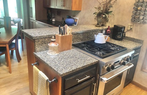 Verona Casa | Fully decked out 4 Bdrm, relaxing backyard retreat. Minutes from Epic