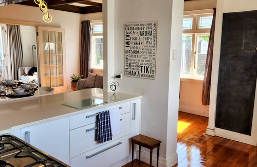 Glendowie Casa | Fully equipped 3 bedroom home free parking & WIFI close to beaches & city.