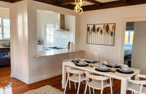 Glendowie Casa | Fully equipped 3 bedroom home free parking & WIFI close to beaches & city.