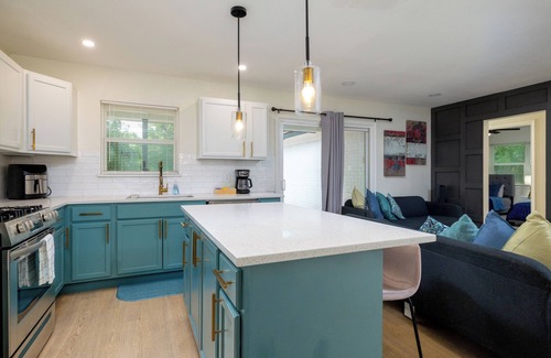 Lake Worth Cabaña | Fully Equipped DFW Retreat · Walk to Lake & Dining