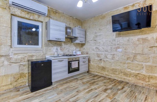 Ħal Bisbut Apartamento | Fully equipped home with working space w/WIFI & AC